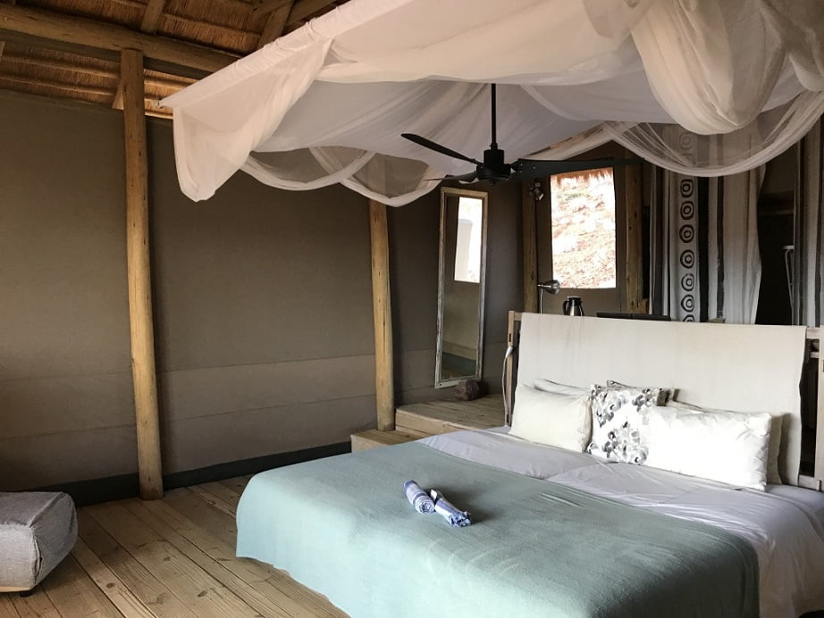 Quarto do Damaraland Camp (Viagem fotográfica pela Namíbia por Carioca NoMundo)