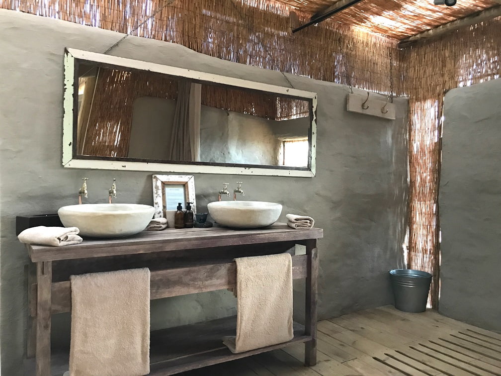 O banheiro do quarto no Damaraland Camp (Viagem fotográfica pela Namíbia por Carioca NoMundo)