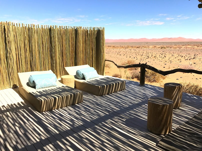 Deck em uma das tendas do Little Kulala Camp, em Sossusvlei (Viagem fotográfica pela Namíbia por Carioca NoMundo)