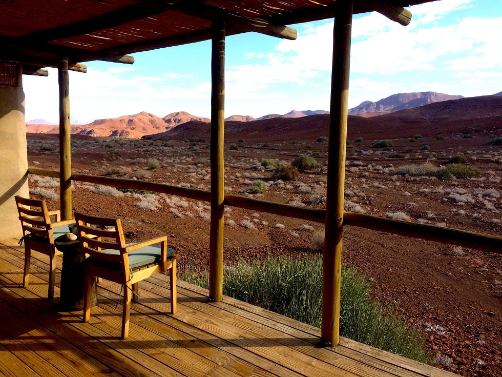 Varanda de uma das acomodações do Damaraland Camp (Viagem fotográfica pela Namíbia por Carioca NoMundo)