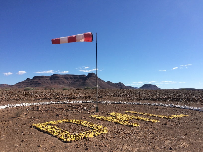 As iniciais do Aeroporto de Damaraland (Viagem fotográfica pela Namíbia por Carioca NoMundo)