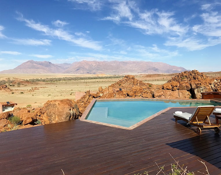 A Brandberg Mountain e a piscina do lodge Sorris Sorris (Viagem fotográfica pela Namíbia por Carioca NoMundo)