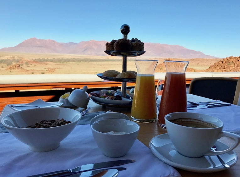 Café da manhã no lodge Sorris Sorris (Viagem fotográfica pela Namíbia por Carioca NoMundo)