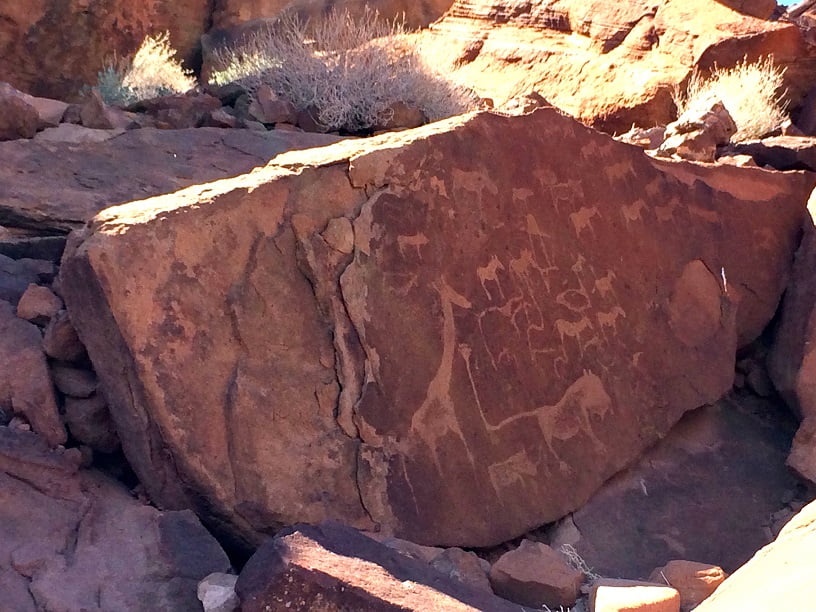 Inscrições rupestres no sítio arqueológico de Twyfelfontein (Viagem fotográfica pela Namíbia por Carioca NoMundo)