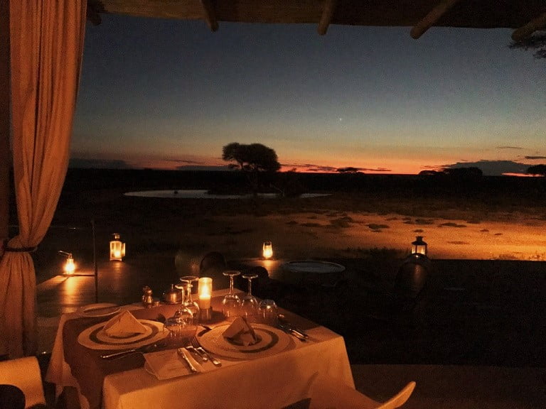 Jantar ao anoitecer no lodge Onguma The Fort, no Etosha Park (Viagem fotográfica pela Namíbia por Carioca NoMundo)