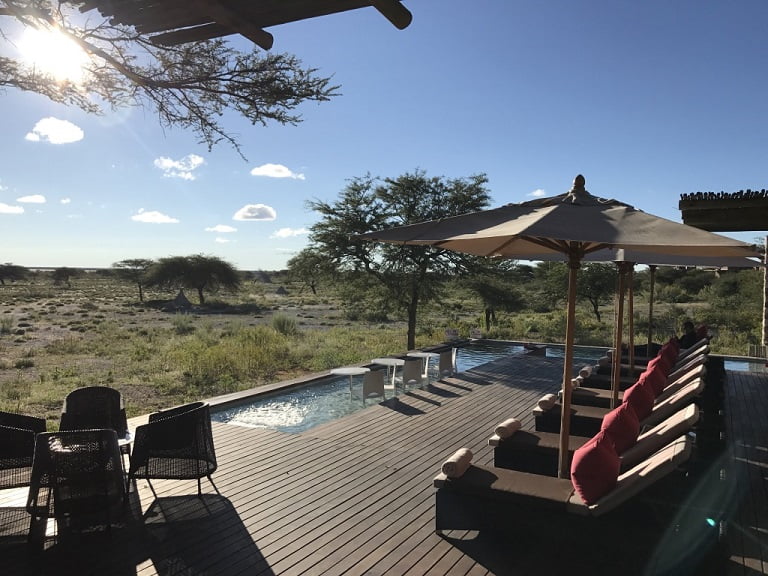 Piscina do lodge Onguma The Fort, no Etosha Park (Viagem fotográfica pela Namíbia por Carioca NoMundo)