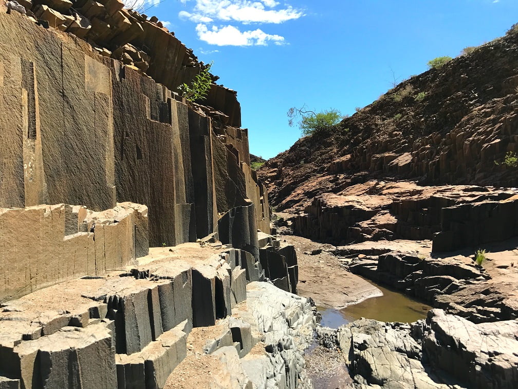 Organ Pipes no sítio arqueológico de Twyfelfontein (Viagem fotográfica pela Namíbia por Carioca NoMundo)