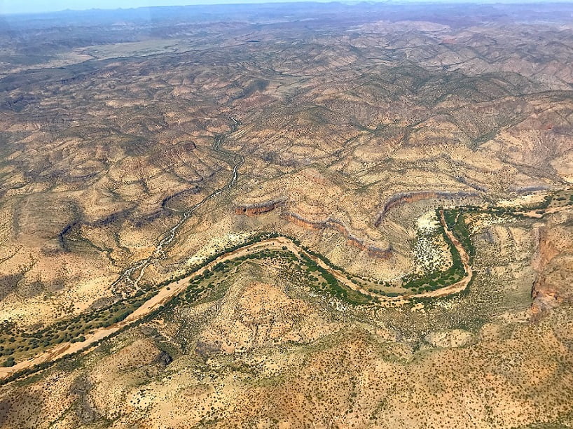 Vista aérea da região de Sesfontein, em voo entre a Skeleton Coast e Etosha (Viagem fotográfica pela Namíbia por Carioca NoMundo)