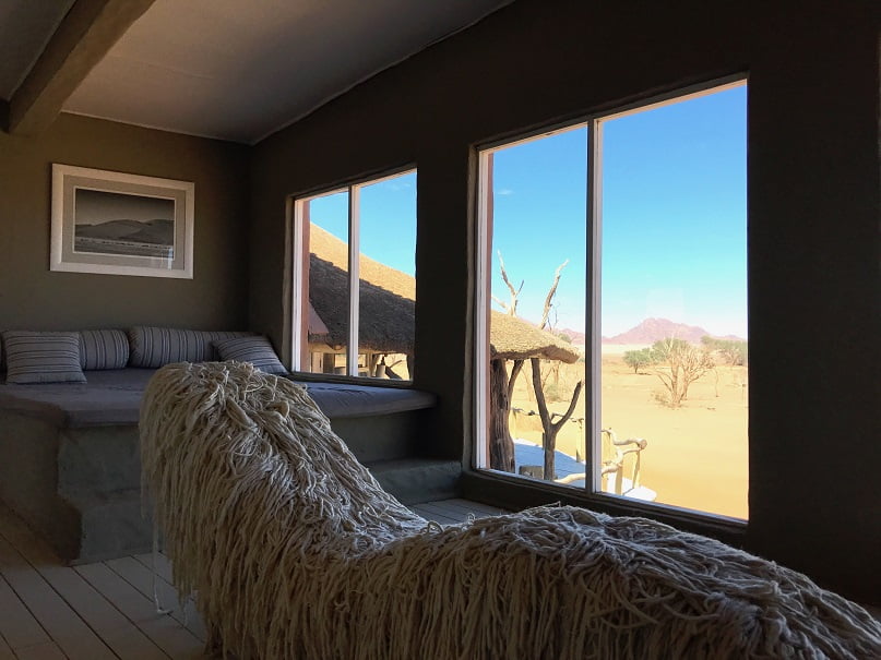 Sala de leitura no Little Kulala Camp, em Sossusvlei (Viagem fotográfica pela Namíbia por Carioca NoMundo)