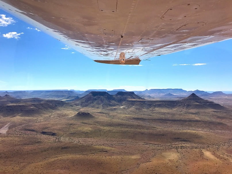 Sobrevoando a aérea de Sesfontein, entre a Skeleton Coast e Etosha (Viagem fotográfica pela Namíbia por Carioca NoMundo)