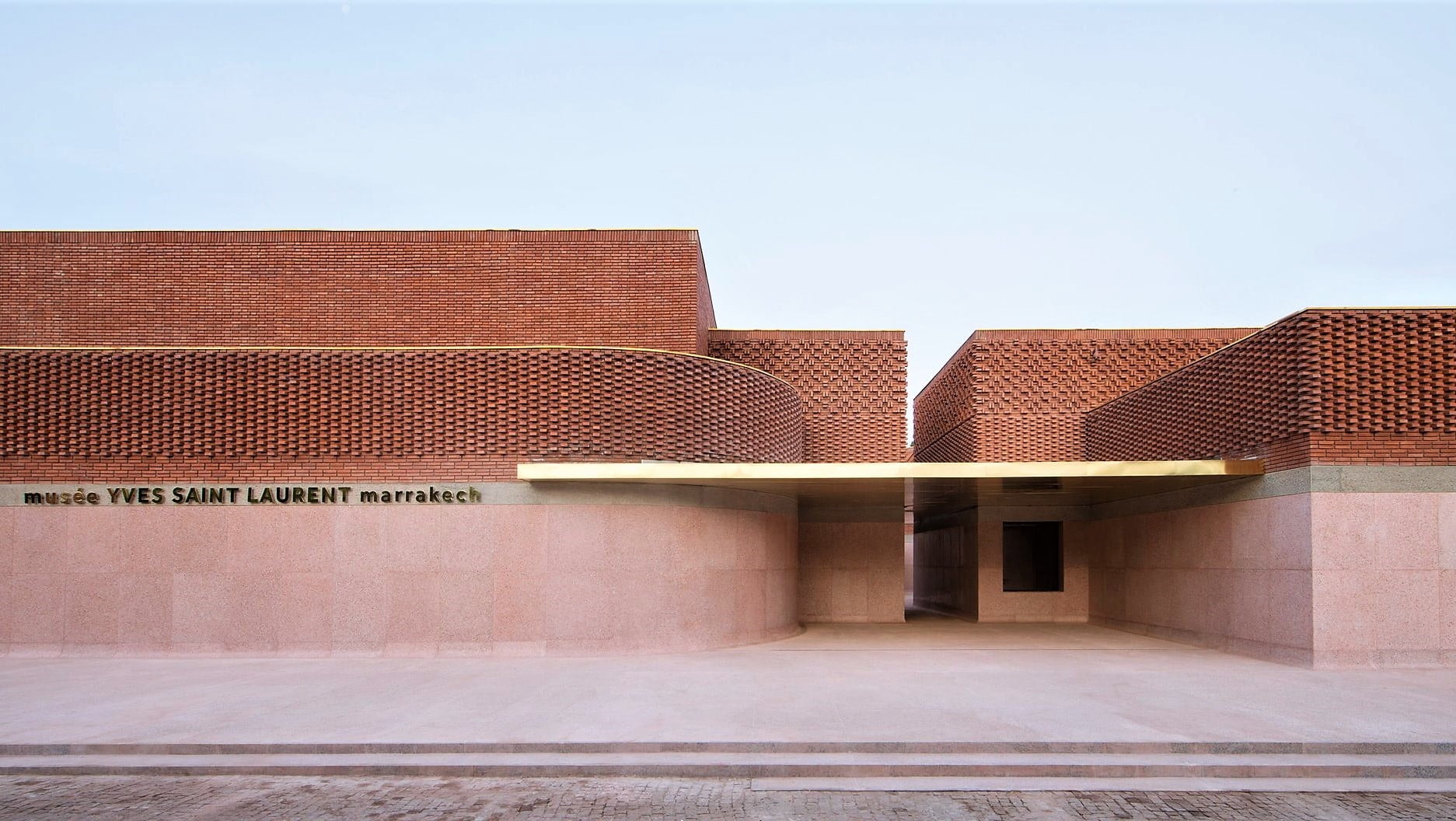 A fachada do Museu Yves Saint Laurent em Marrakech, Marrocos
