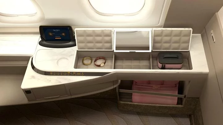 A escrivaninha com porta-trecos das novas suítes do A380 da Singapore Airlines