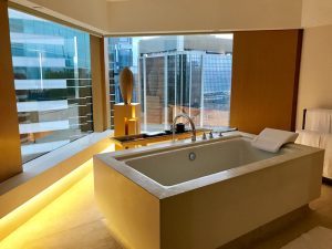 O banheiro do The Upper House, o melhor hotel de Hong Kong